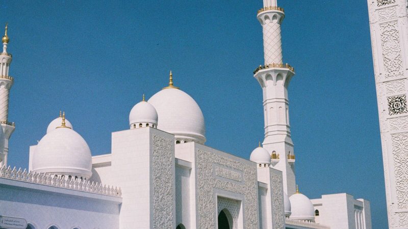 Stunning view of the Sheikh Zayed Grand Mosque in Abu Dhabi with clear blue sky.
